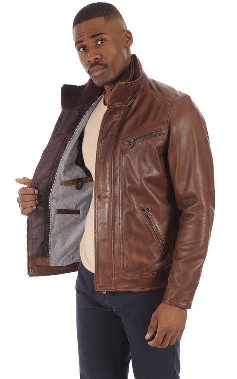 Blouson rembourré en cuir en Marron pour homme.